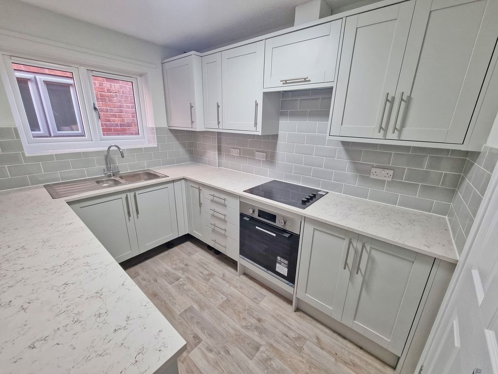 Property photo 3 of 12 Kitchen