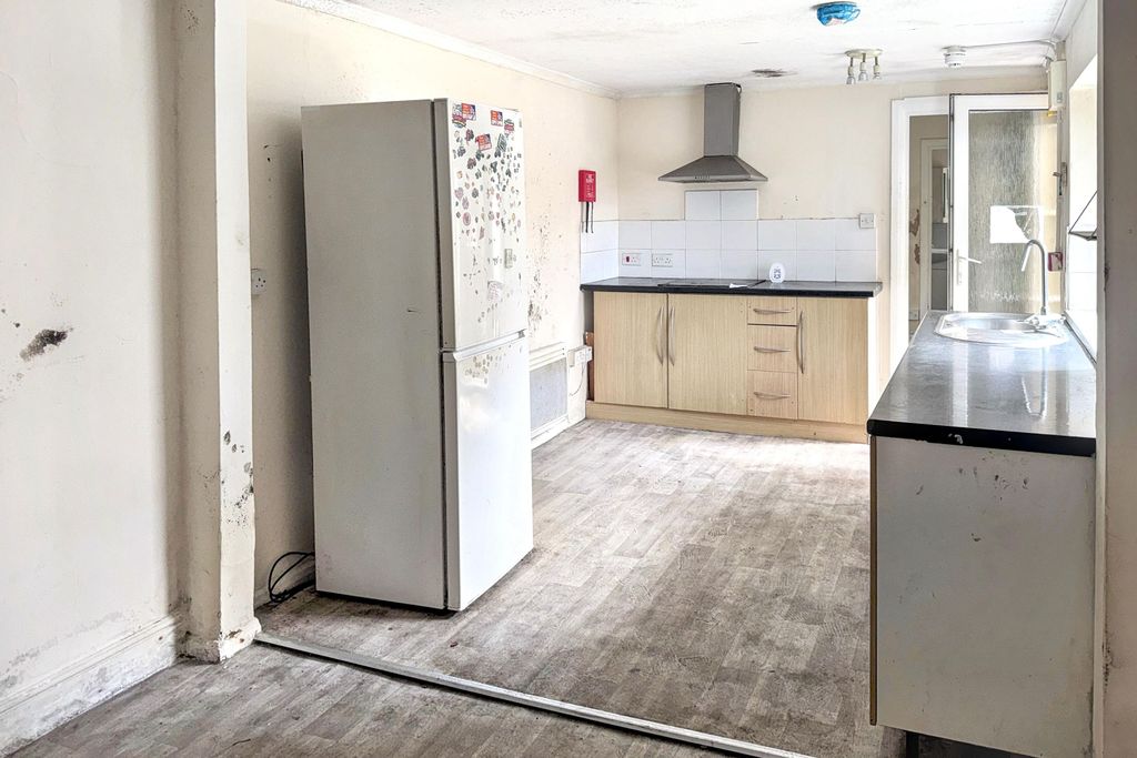 Property photo 3 of 14 Flat 2, 65 Bayford Road, Littlehampton, Bn17 5Hn