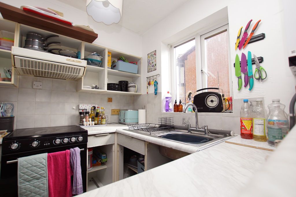 Property photo 3 of 9 Kitchen