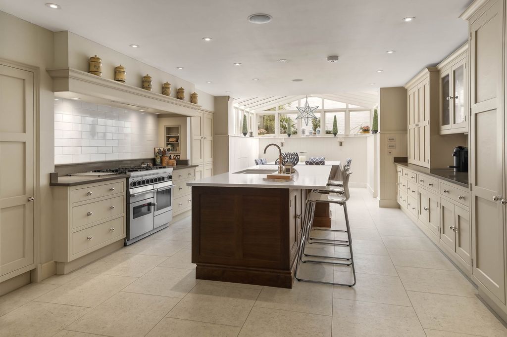 Property photo 1 of 11 Stunning Kitchen