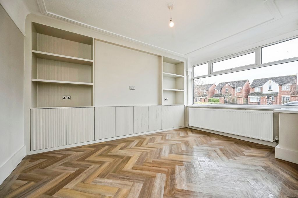 Property photo 3 of 17 Photo