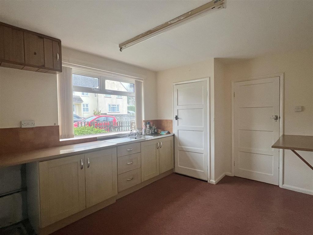 Property photo 3 of 17 Kitchen