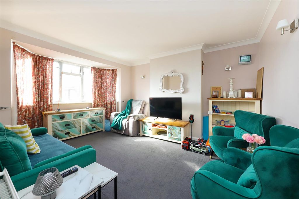 Property photo 2 of 9 Lounge