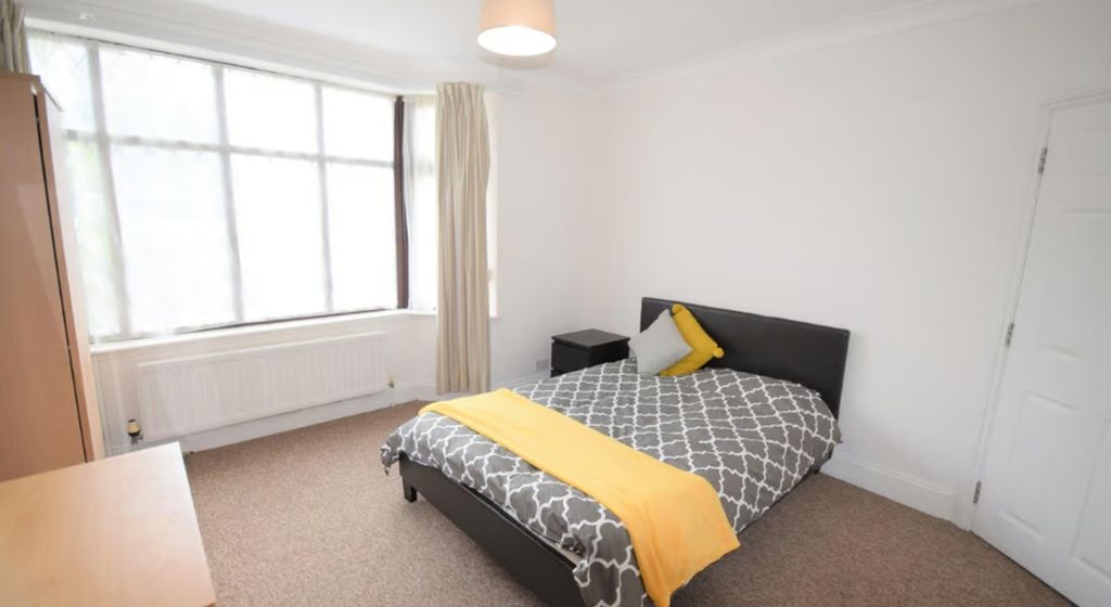 Property photo 1 of 16 Bright And Spacious Double Bedroom Featuring Large...