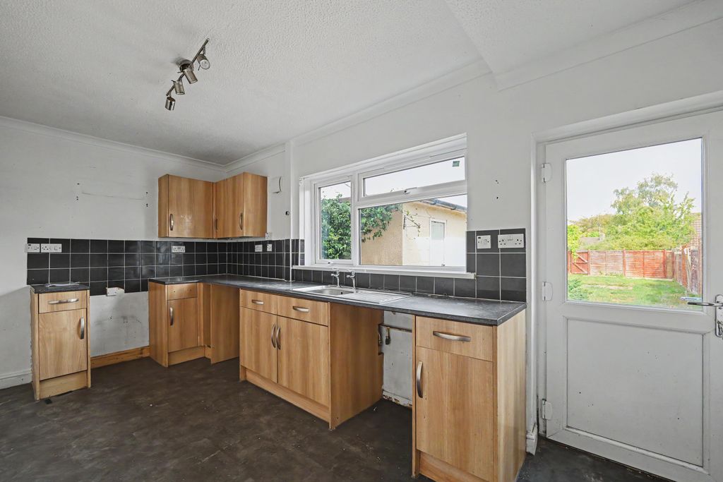 Property photo 2 of 18 15 Abberd Way, Calne, Wiltshire, Sn11 8Bb
