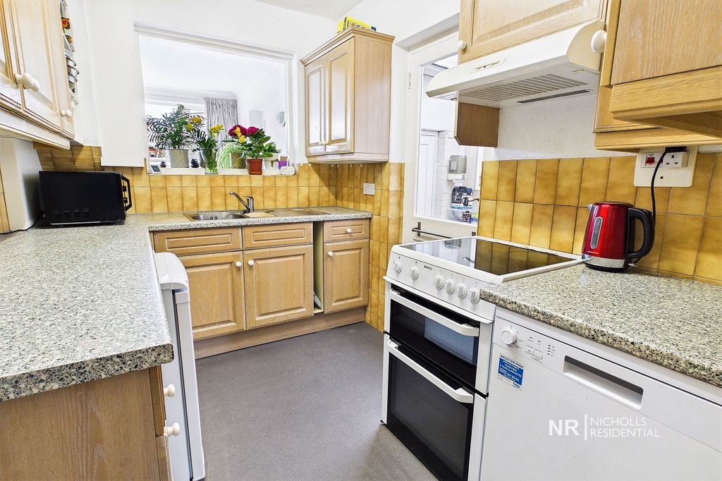 Property photo 3 of 17 Kitchen