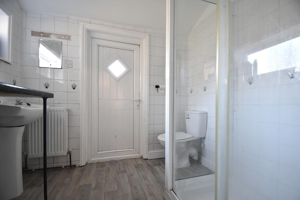 Property photo 3 of 11 Bathroom