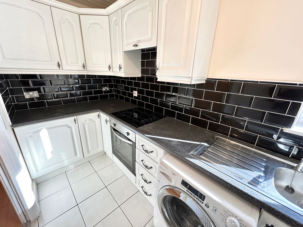 Property photo 1 of 7 Kitchen