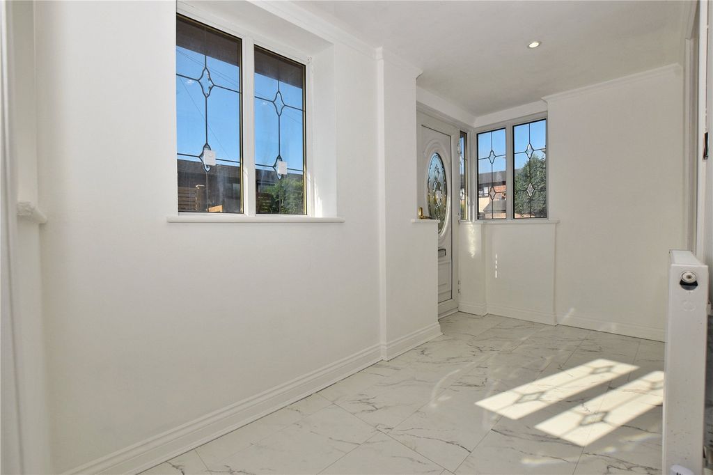 Property photo 3 of 22 Entrance Hall