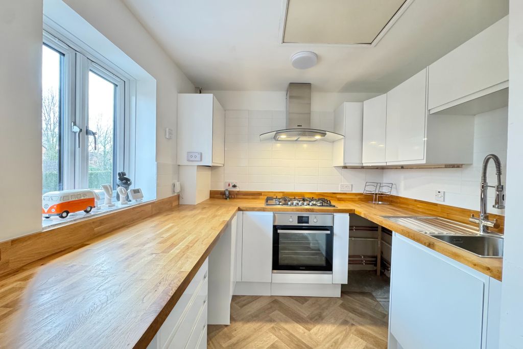 Property photo 3 of 10 Kitchen