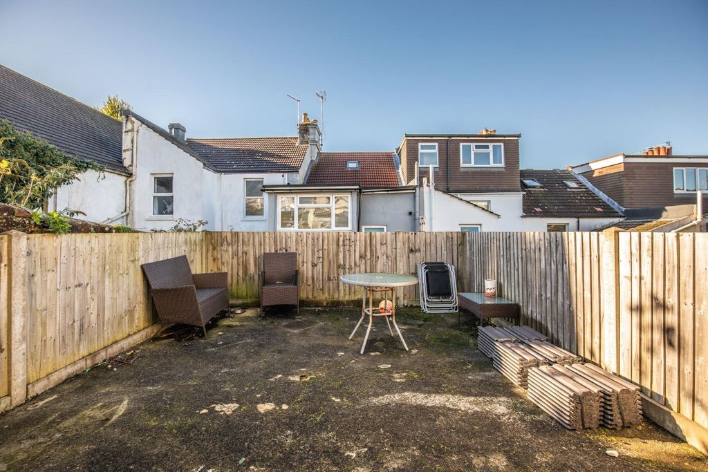 Property photo 3 of 14 Carlyle Street-8.Jpg