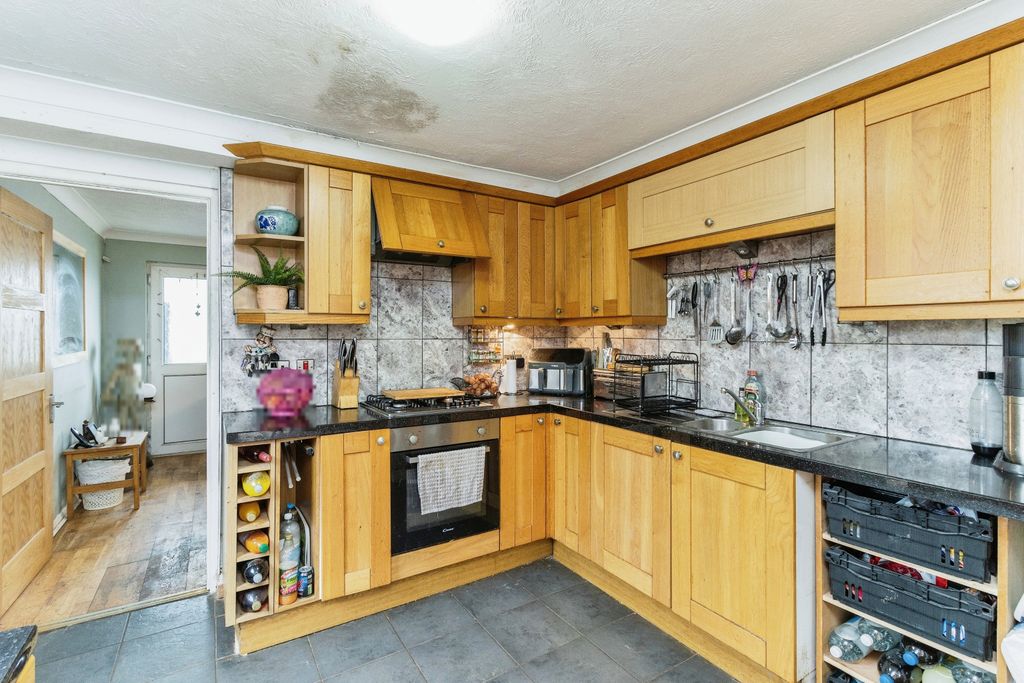 Property photo 2 of 14 Kitchen