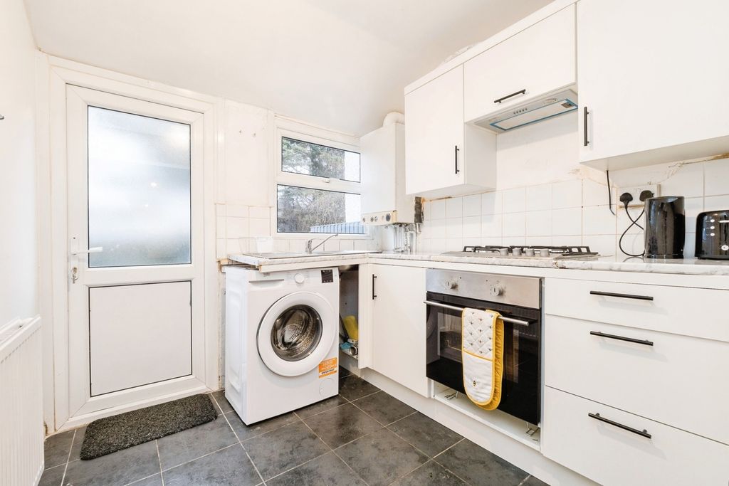 Property photo 3 of 23 Kitchen