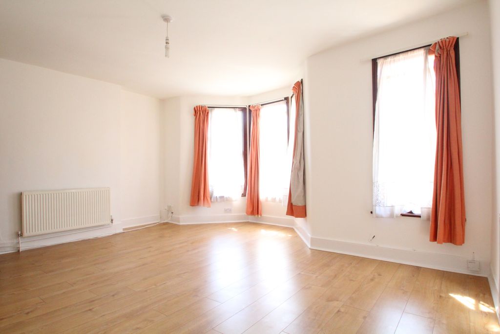 Property photo 3 of 21 Tf Flat Living Room