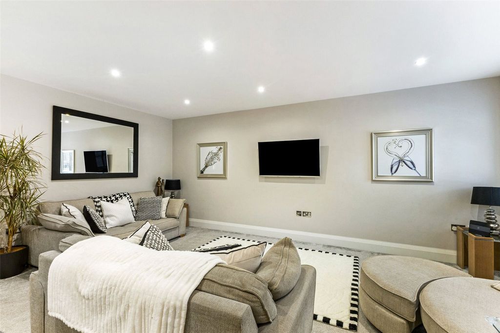 Property photo 3 of 14 Sitting Room