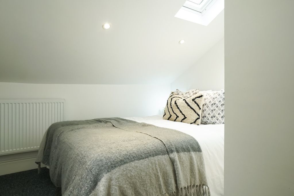 Property photo 2 of 3 A Clean And Inviting Double Bedroom With Cozy Deco...