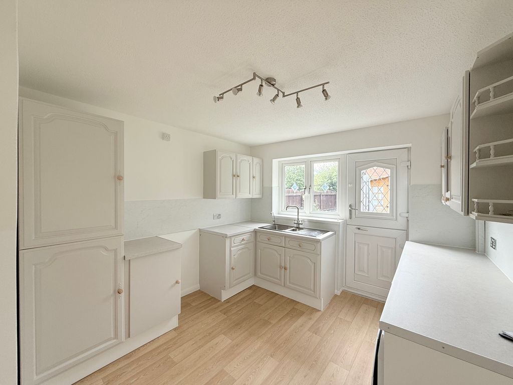 Property photo 2 of 8 Kitchen