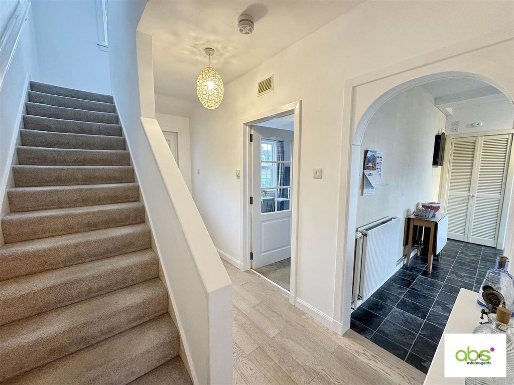 Property photo 3 of 22 Entrance Hall