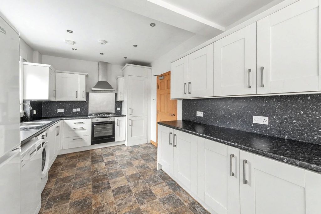 Property photo 3 of 25