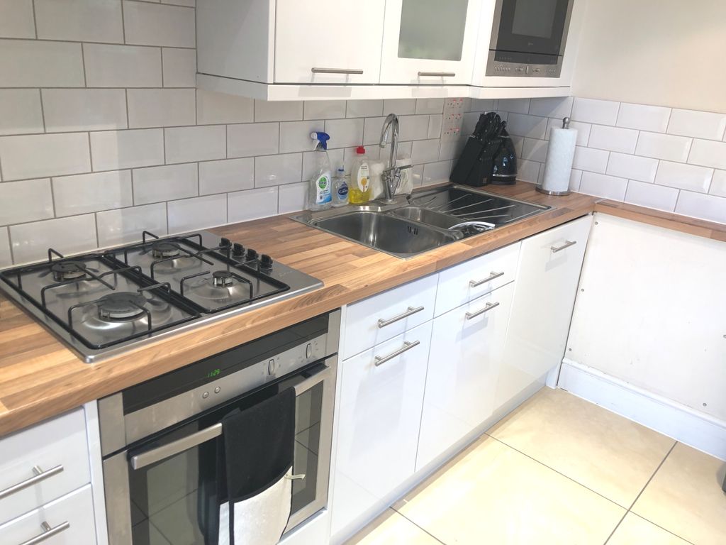 Property photo 3 of 6 Kitchen