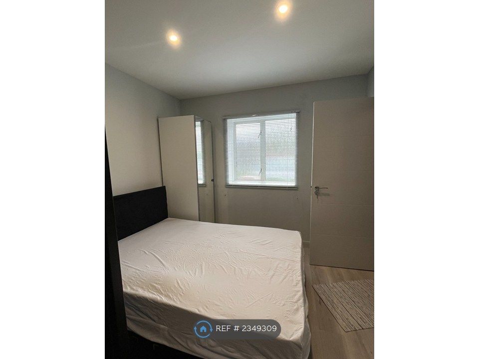 Property photo 2 of 16 Downstairs Small Double Bedroom