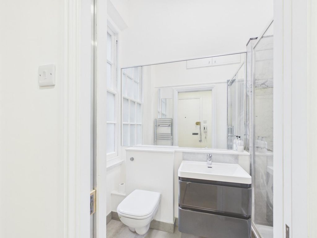 Property photo 2 of 12 Bathroom