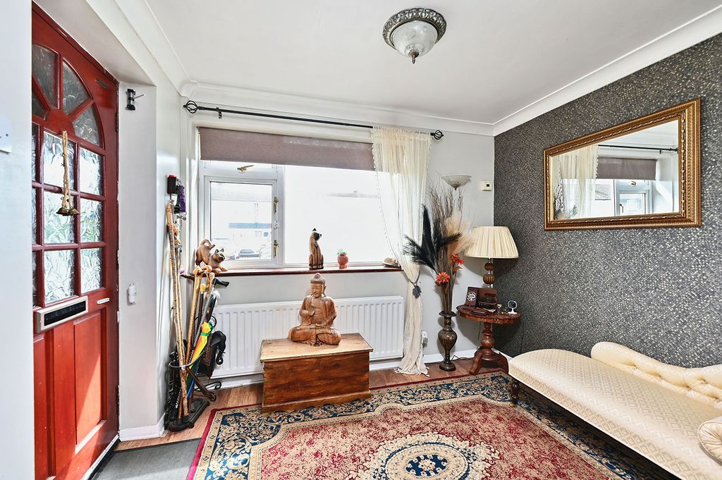 Property photo 2 of 16 8 Chestnut Close (11)