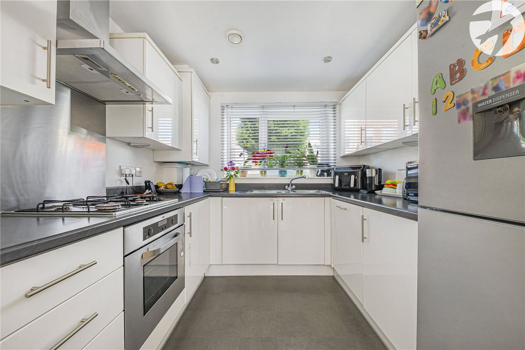 Property photo 3 of 19 Kitchen