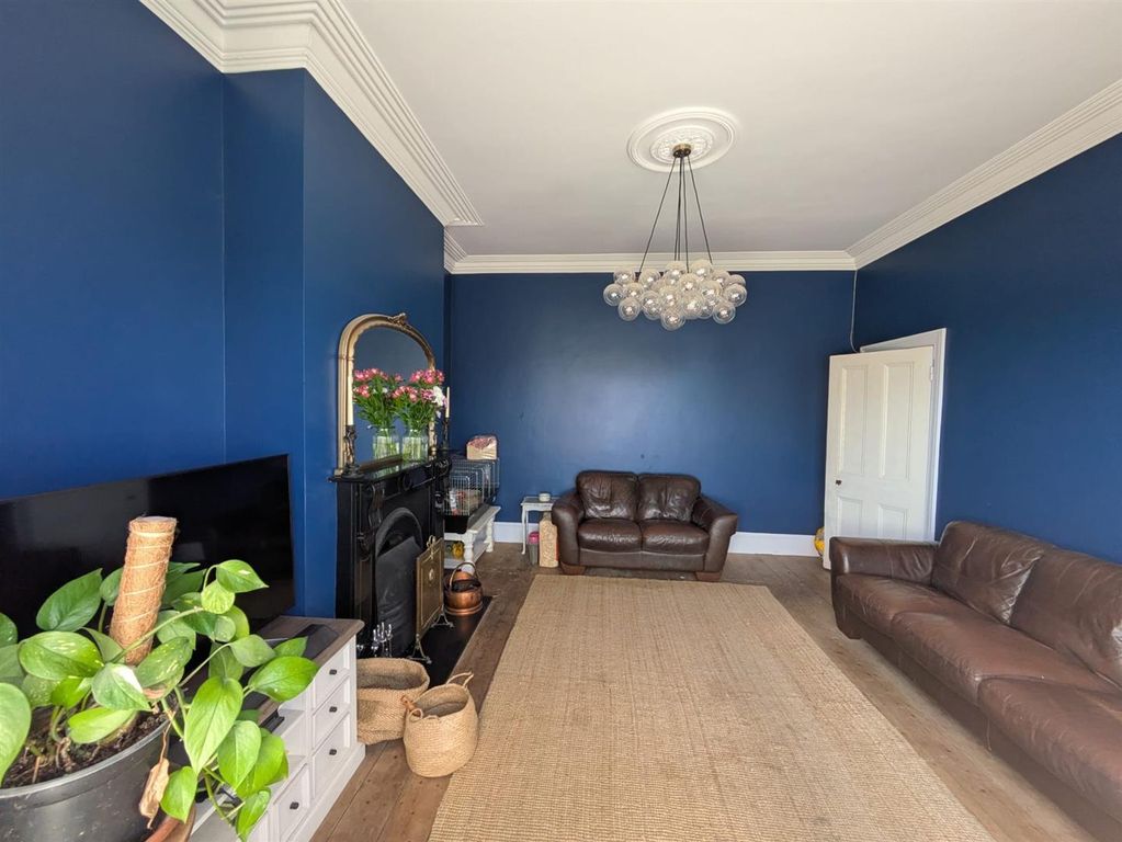 Property photo 3 of 15 Lounge