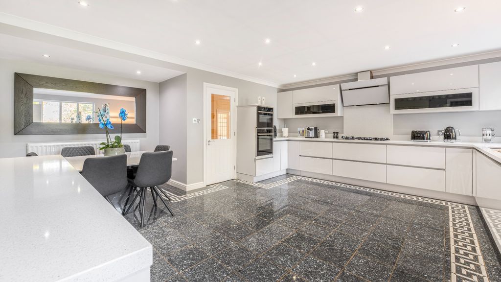 Property photo 3 of 52 4612317