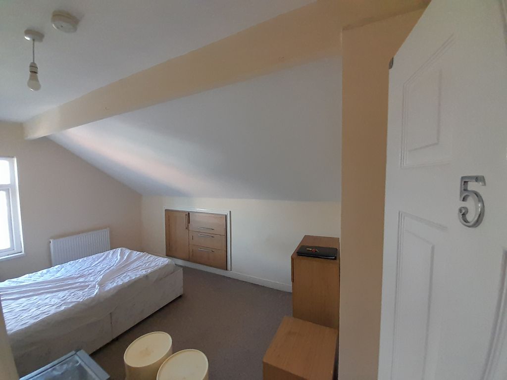 Property photo 1 of 4 2A Sandhurst Avenue, Room 5