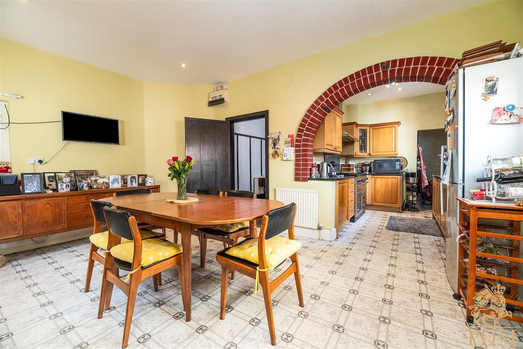 Property photo 2 of 37 12A Thorncliffe Road (19 Of 51).Jpg