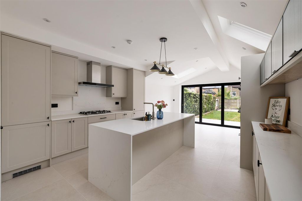 Property photo 2 of 33 Worcester Road, E17