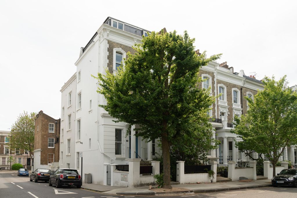 Property photo 2 of 24 282592 - St-Charles-Square-W12-004.Jpg