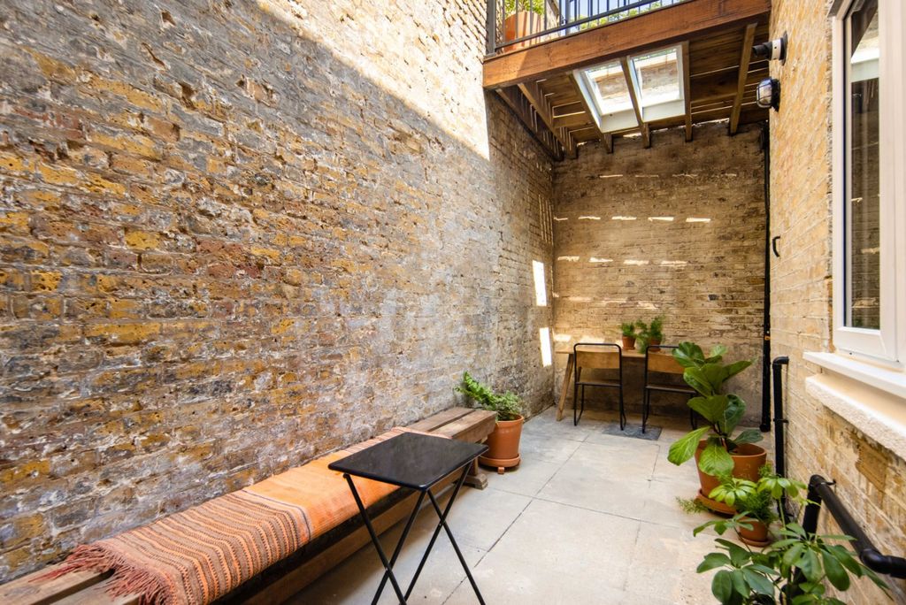 Property photo 2 of 27 Courtyard