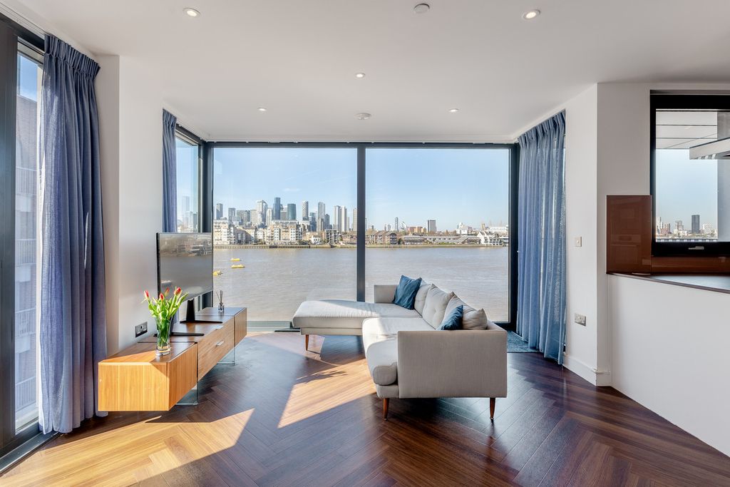 Property photo 2 of 33