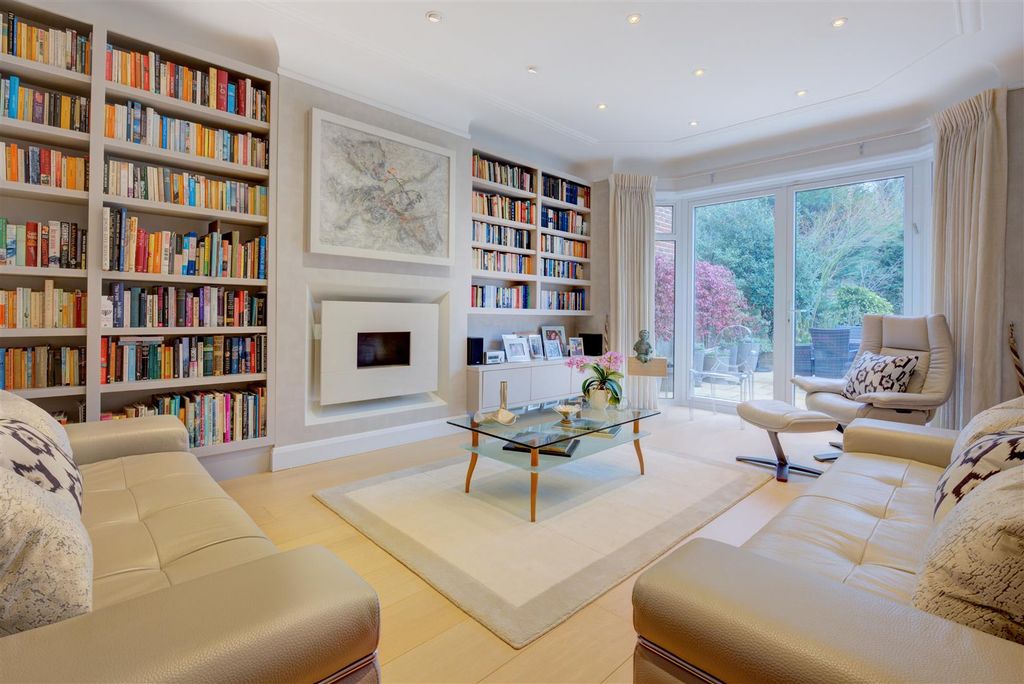 Property photo 3 of 14 D0422 20 Bancroft Ave Rec1.Jpg