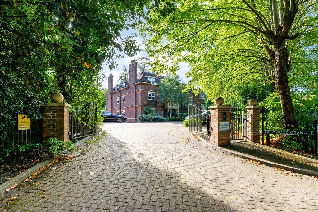 Property photo 2 of 16 Gated Entrance