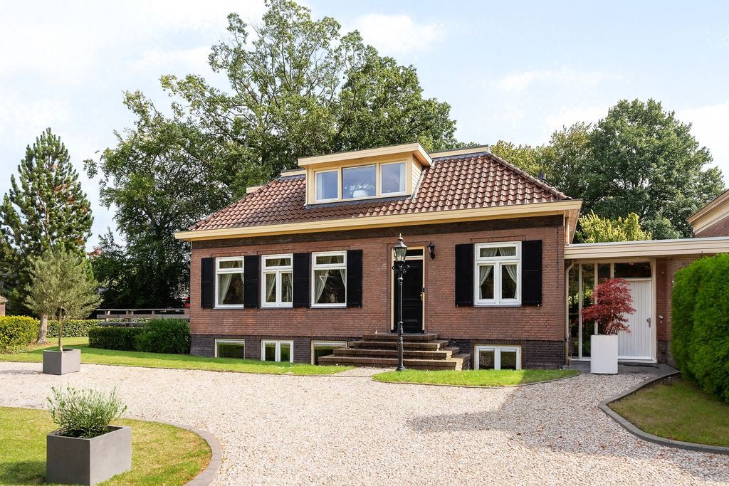 Property photo 3 of 44