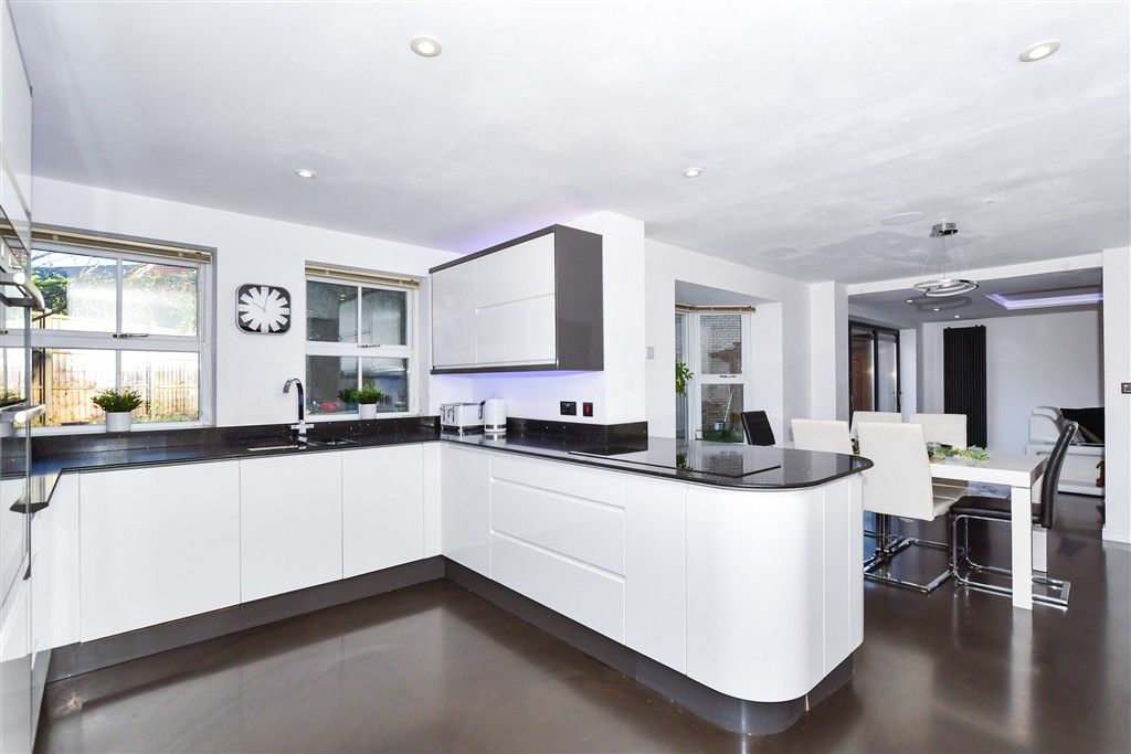 Property photo 3 of 25 Kitchen/Dining Area
