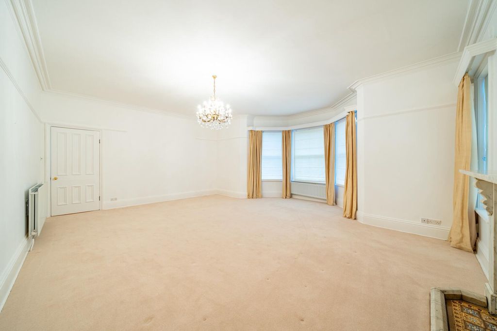 Additional image 7 of 3 bed flat for saleLincoln Circus, The Park NG7