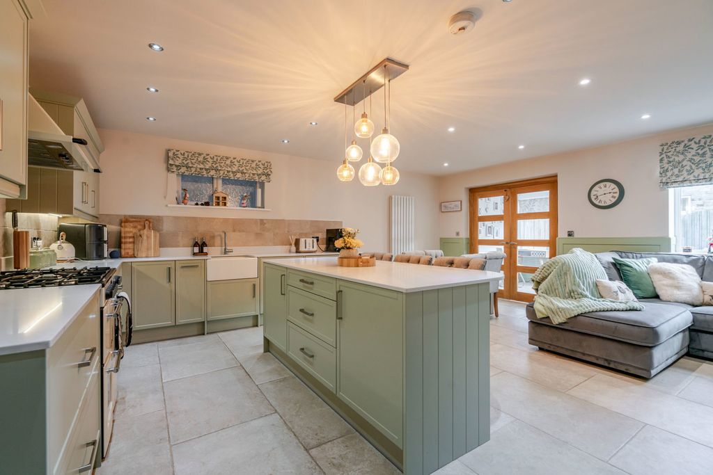 Property photo 2 of 37