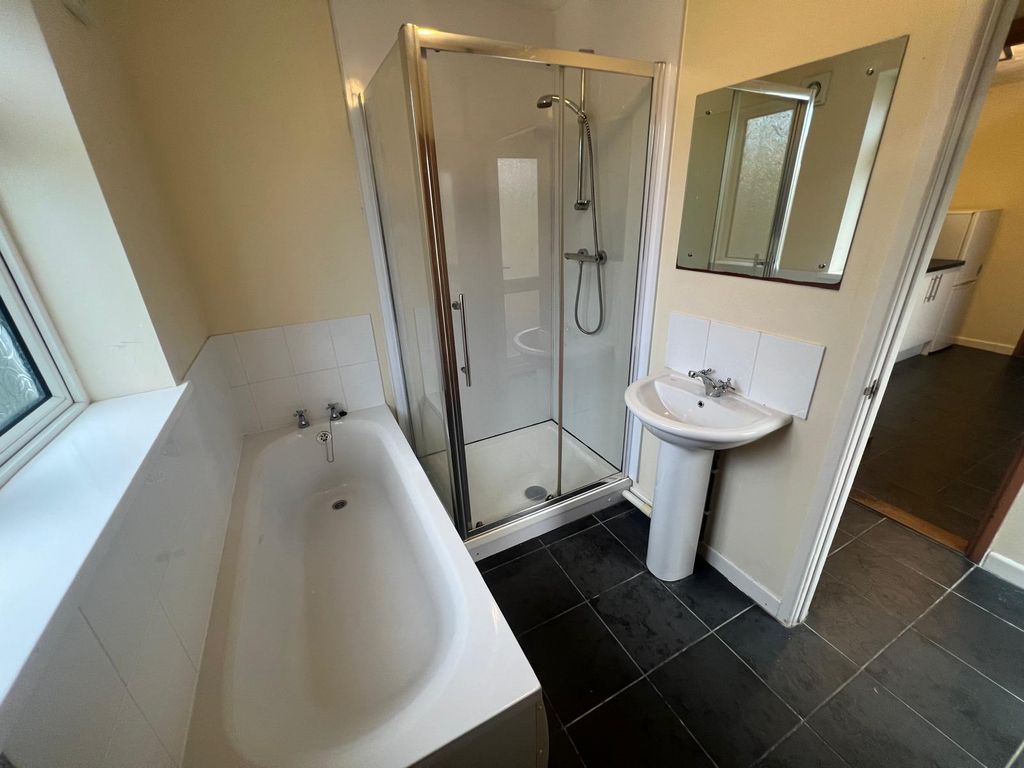 Property photo 2 of 16 Bathroom