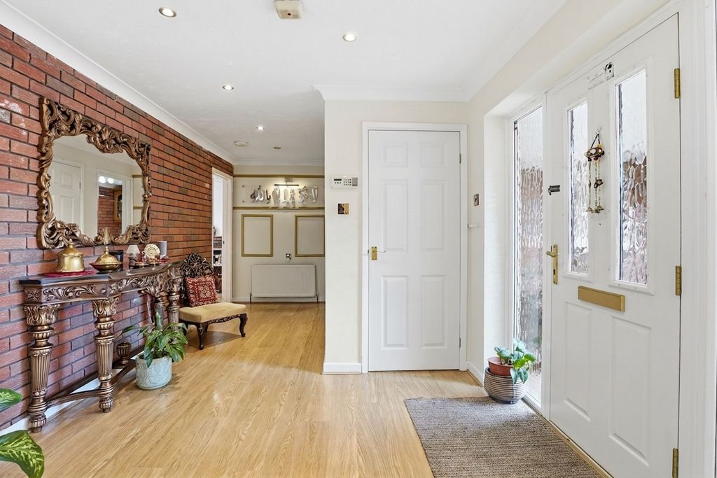 Property photo 3 of 32 Entrance Hall
