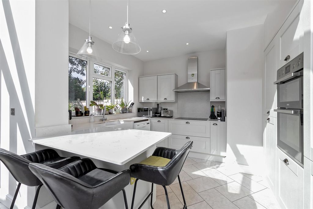 Property photo 3 of 17 59Oswaldroad-20.Jpg