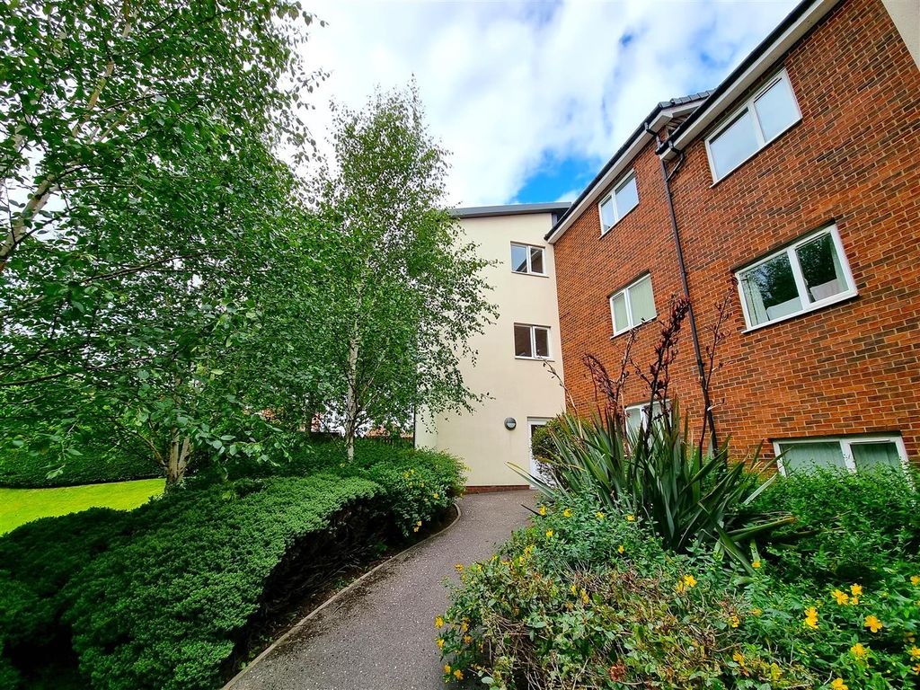 Property photo 1 of 10 Externally