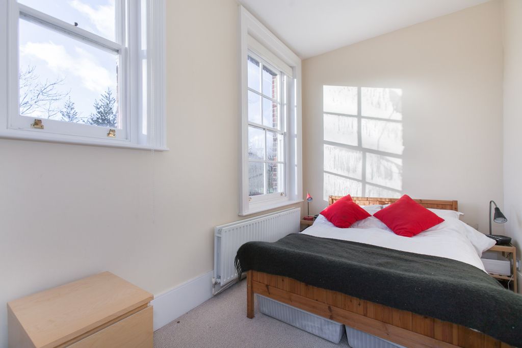 Property photo 3 of 6 Bedroom Bolingbroke