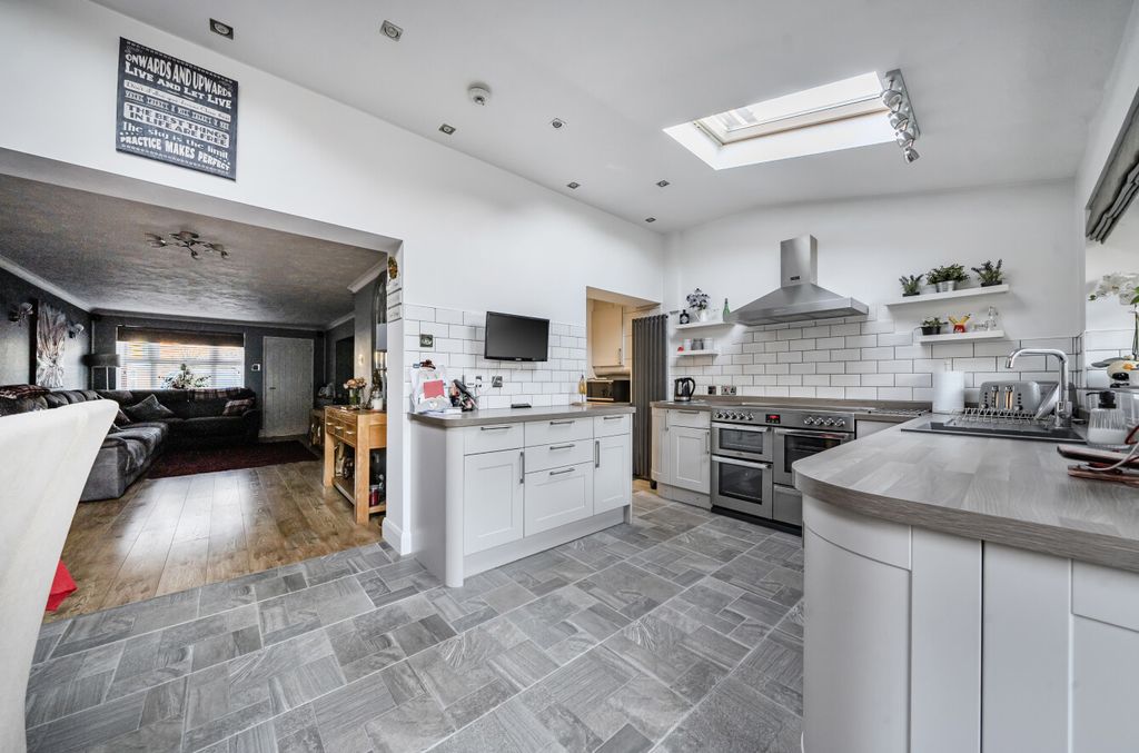 Property photo 3 of 17 1432145-18-69bae7...