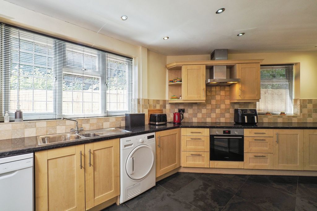 Property photo 3 of 18 Kitchen Diner