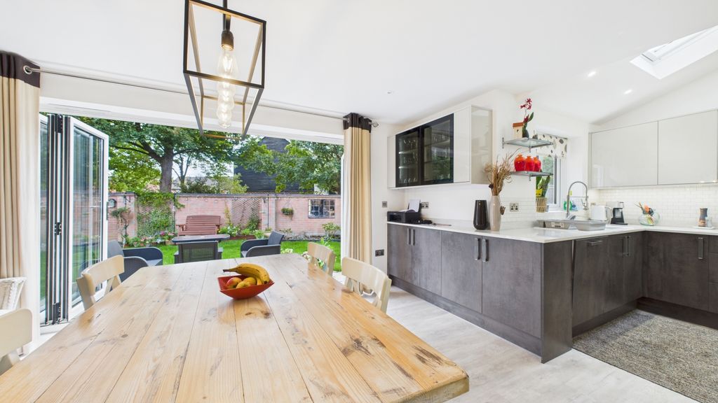 Property photo 3 of 16 Ewemove-Goodwoodclose-Intro3